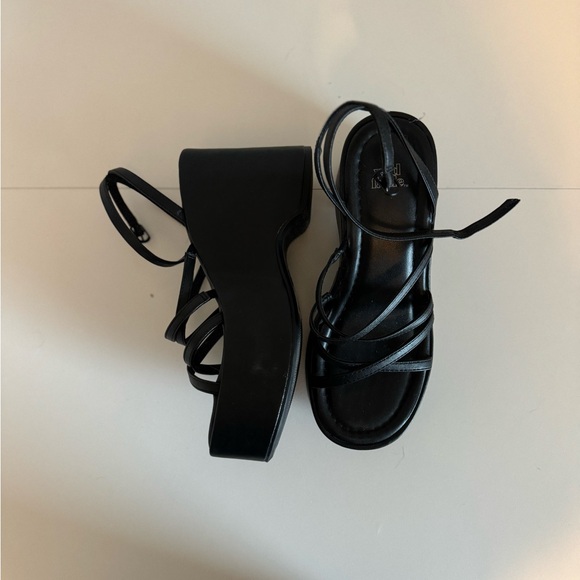 Strappy Black Platform Sandal Size 6 - Picture 1 of 13